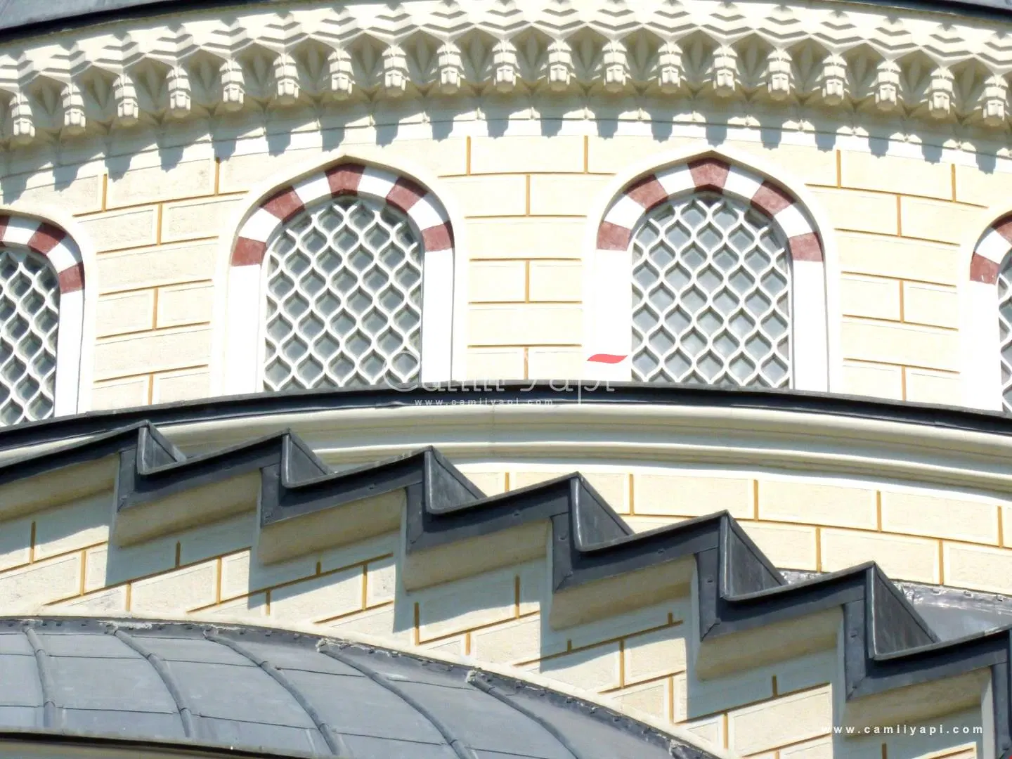 Taş cephede kemerli cami pencereleri