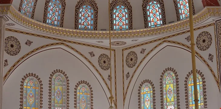 Cami iç duvarındaki kemerli vitray pencereler