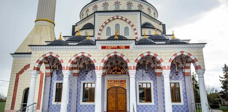 Kubbeleri tamamlanmış cami cephesi