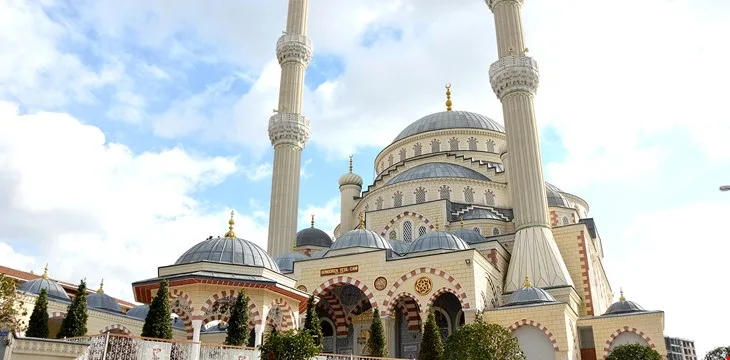 Bahçe içinden görülen cami ve minareler