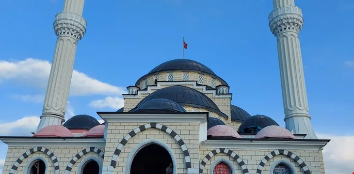 Completed mosque and two steel minarets