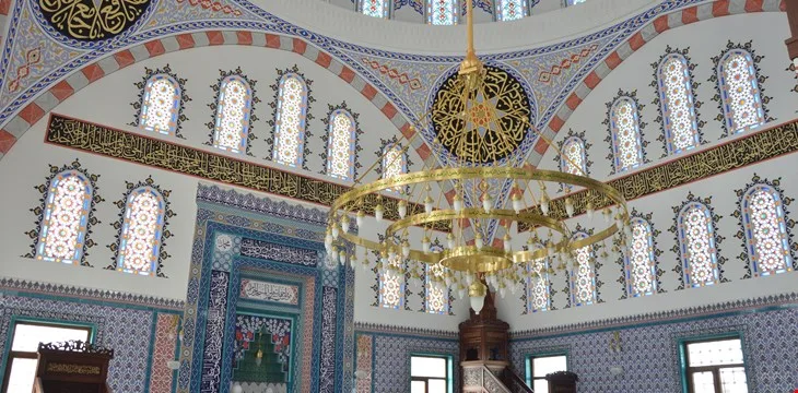 Vitraylarla çevrili cami mihrabı