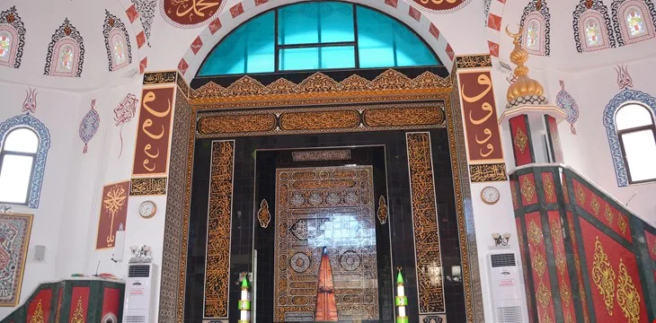 Red arch and minbar surrounded by tiles