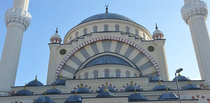 Cami kubbesi, revak ve minareleri