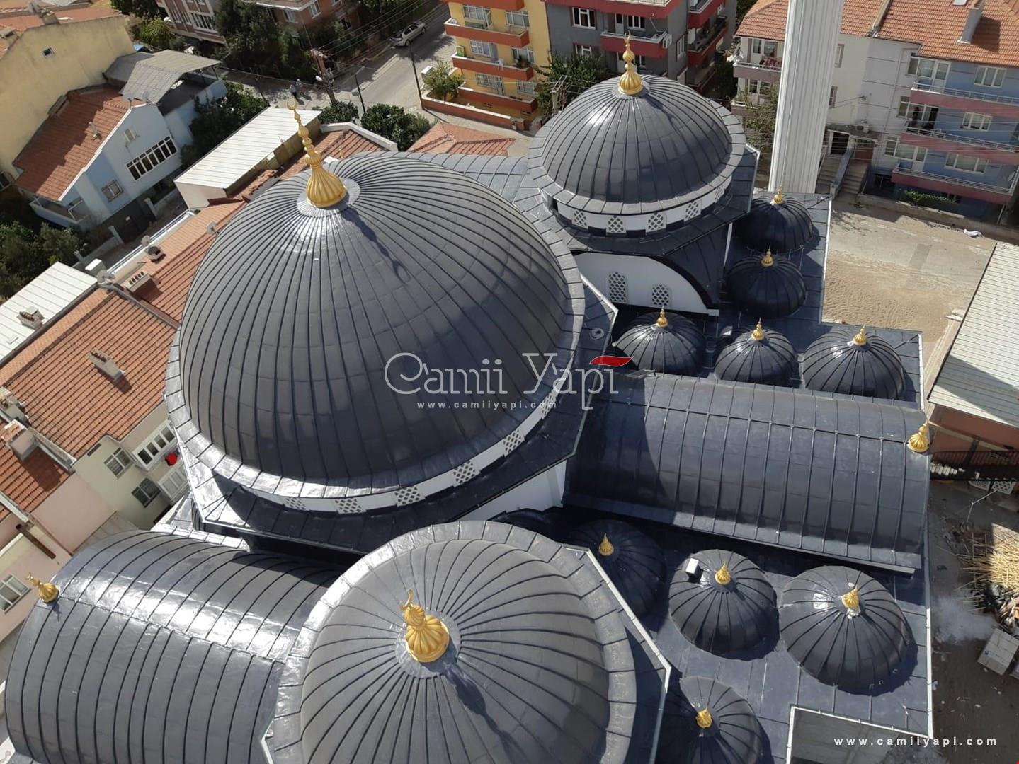 Yukarıdan görülen metal kaplamalı cami kubbeleri