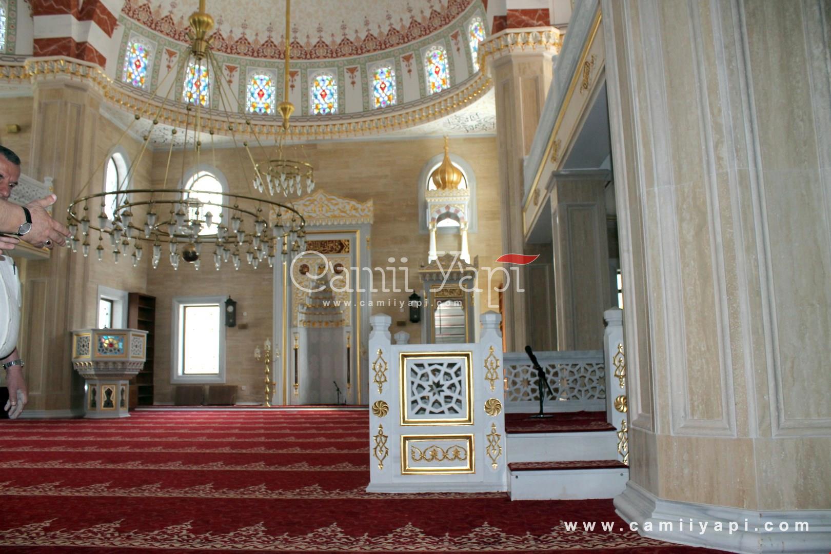 Mermer minber ve mihrap bulunan cami iç mekânı