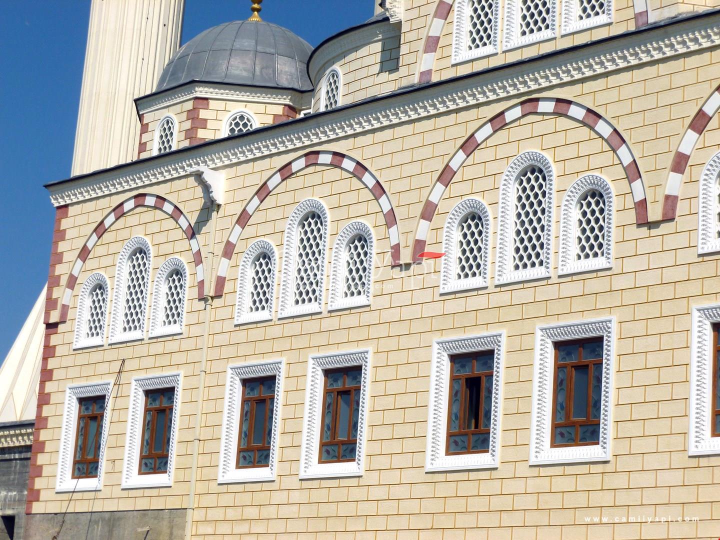 Taş cami cephesindeki kemerli pencereler