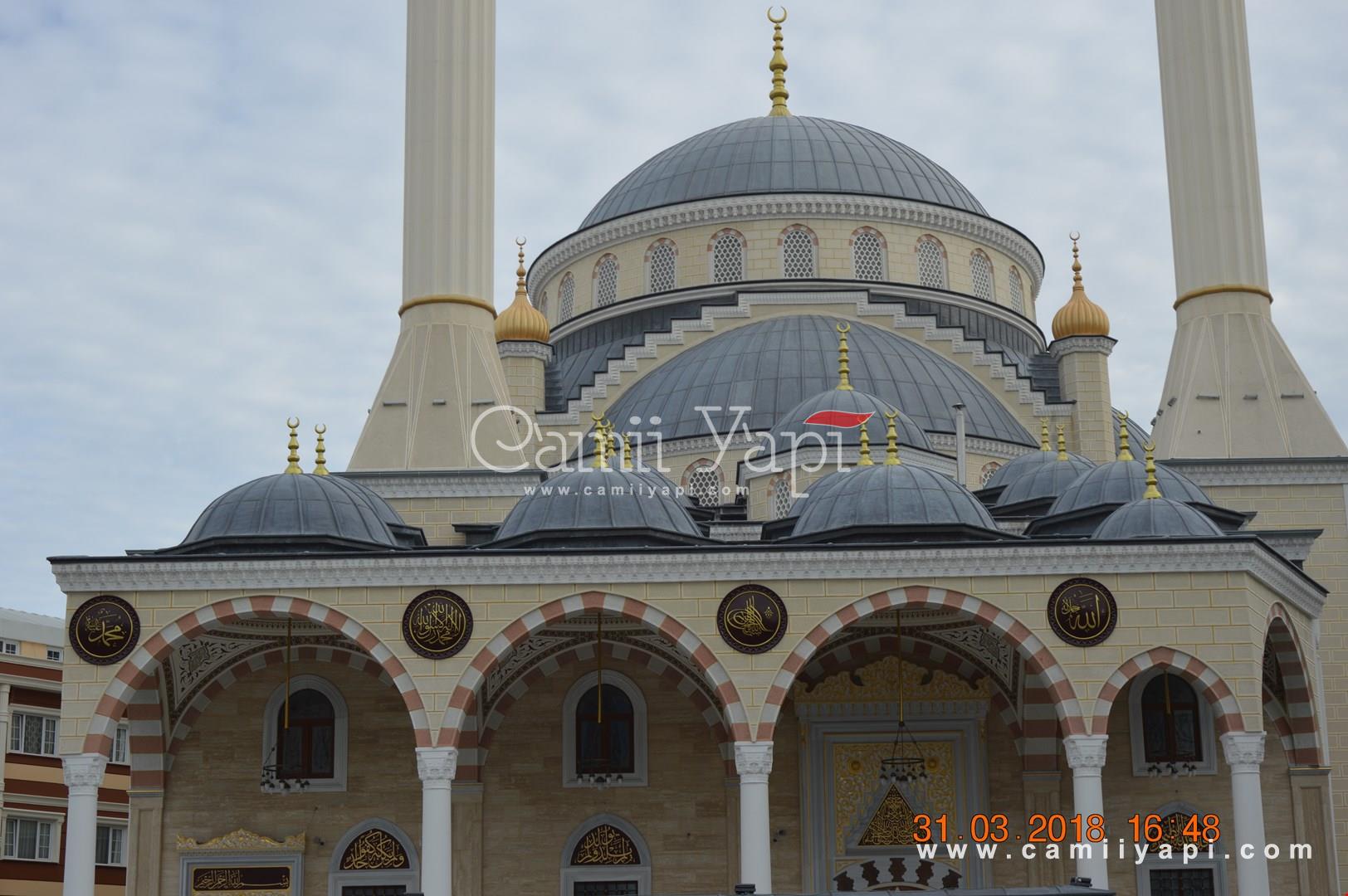 Taş cepheli caminin ana ve yardımcı kubbeleri