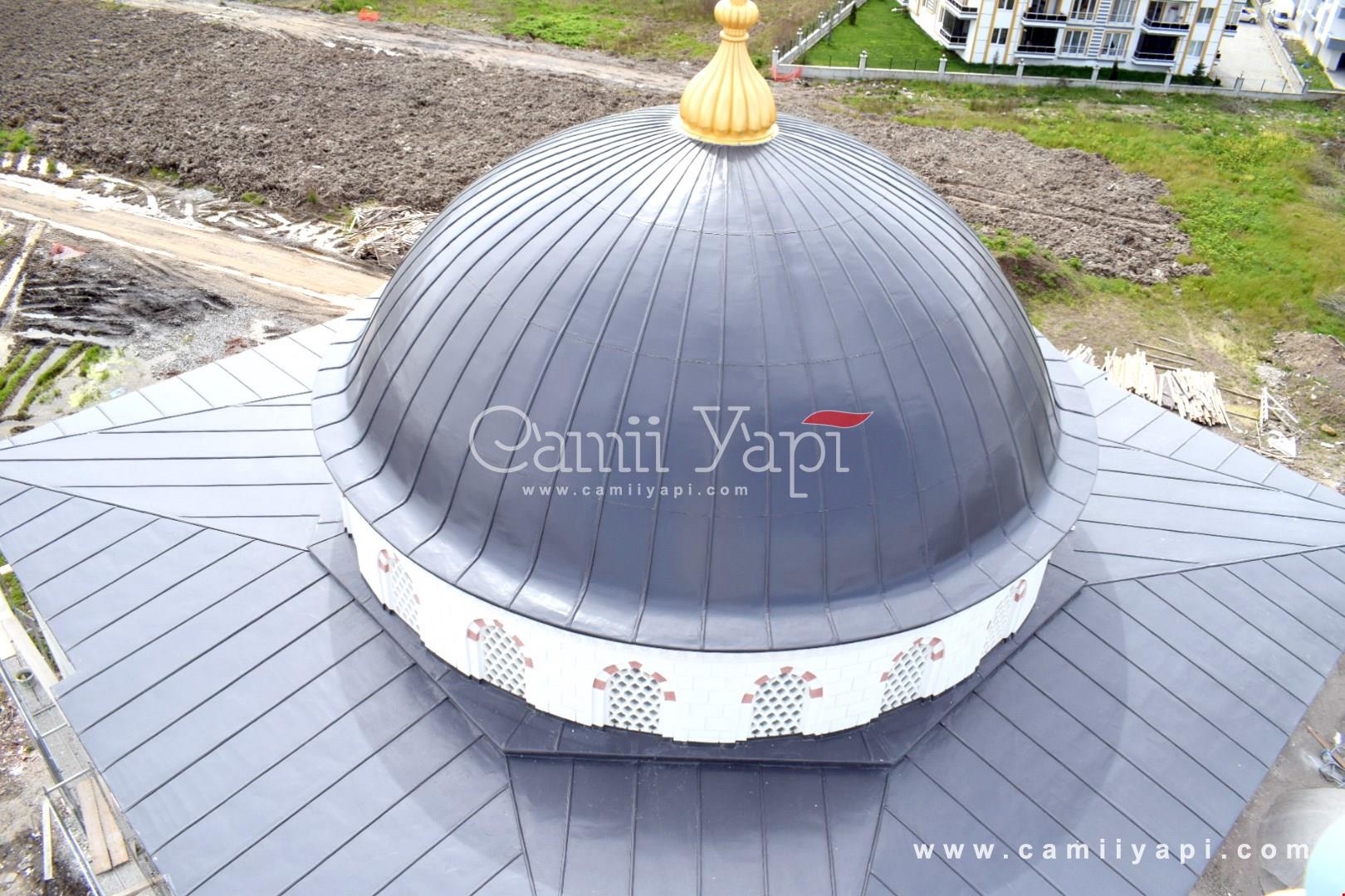Metal kaplaması tamamlanan cami kubbesi