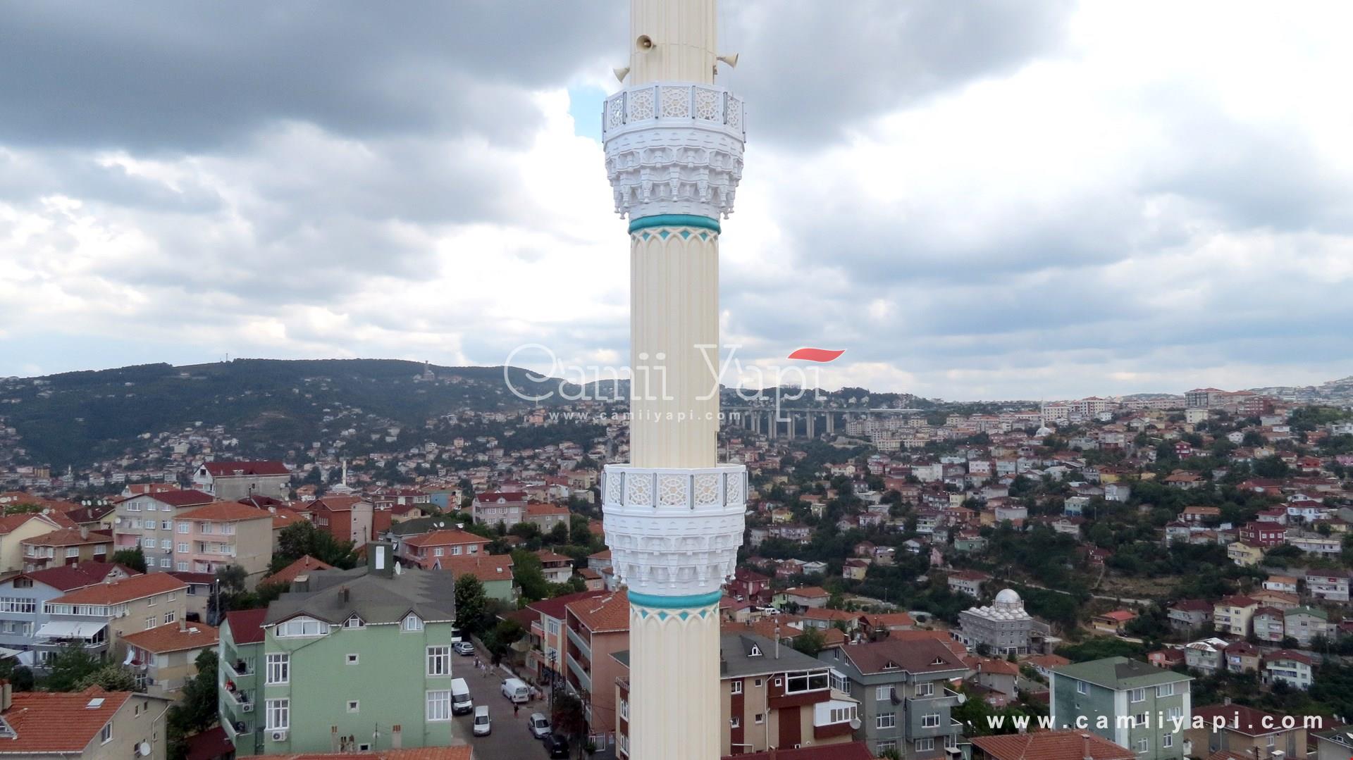 Şehir manzarası önünde beyaz minare