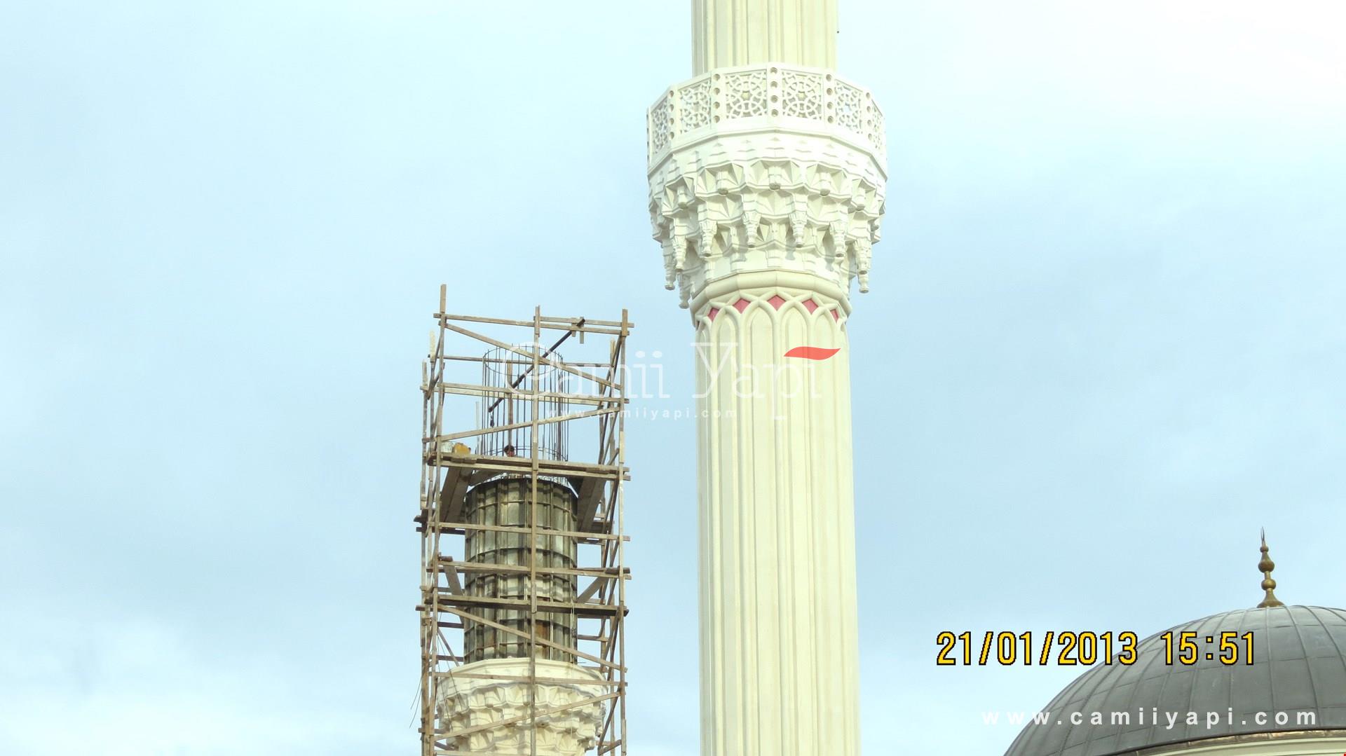 İskeleyle çevrili minare şerefesi