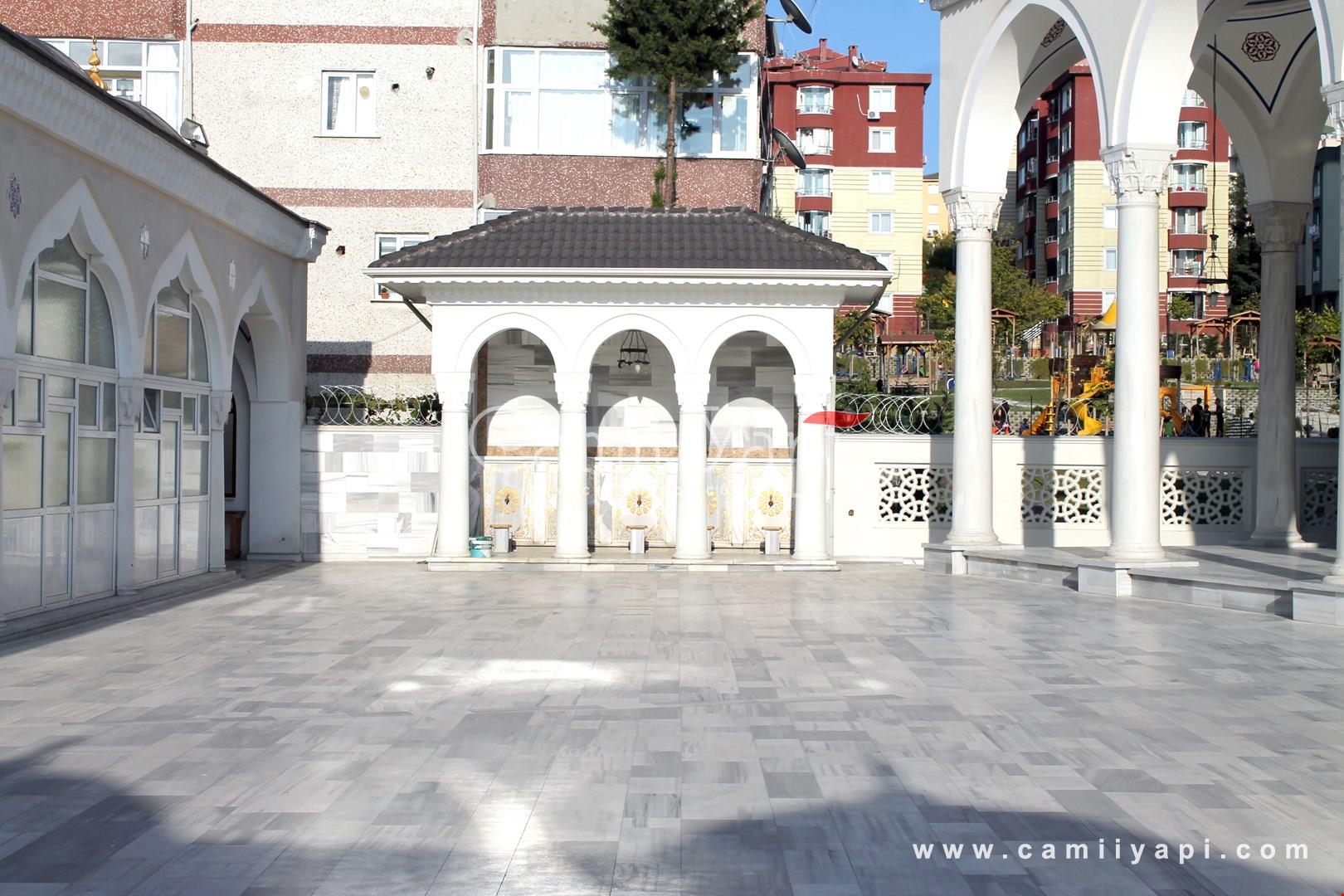 Avludaki açık renk taş şadırvan