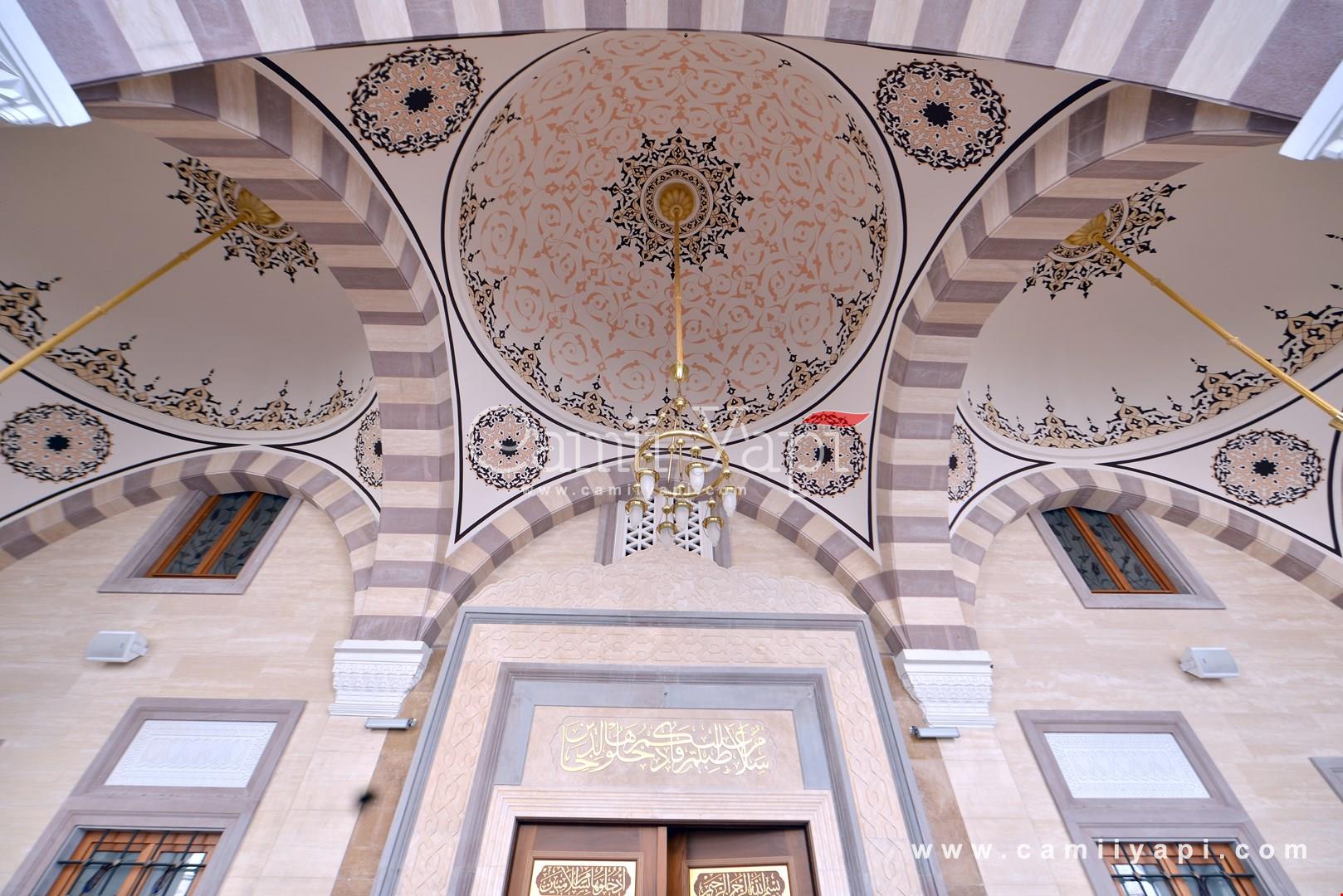 Kalem işi süslemeli tavan ve sütunlar