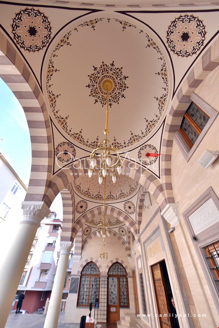Kalem işi desenlerle süslenmiş cami revakı