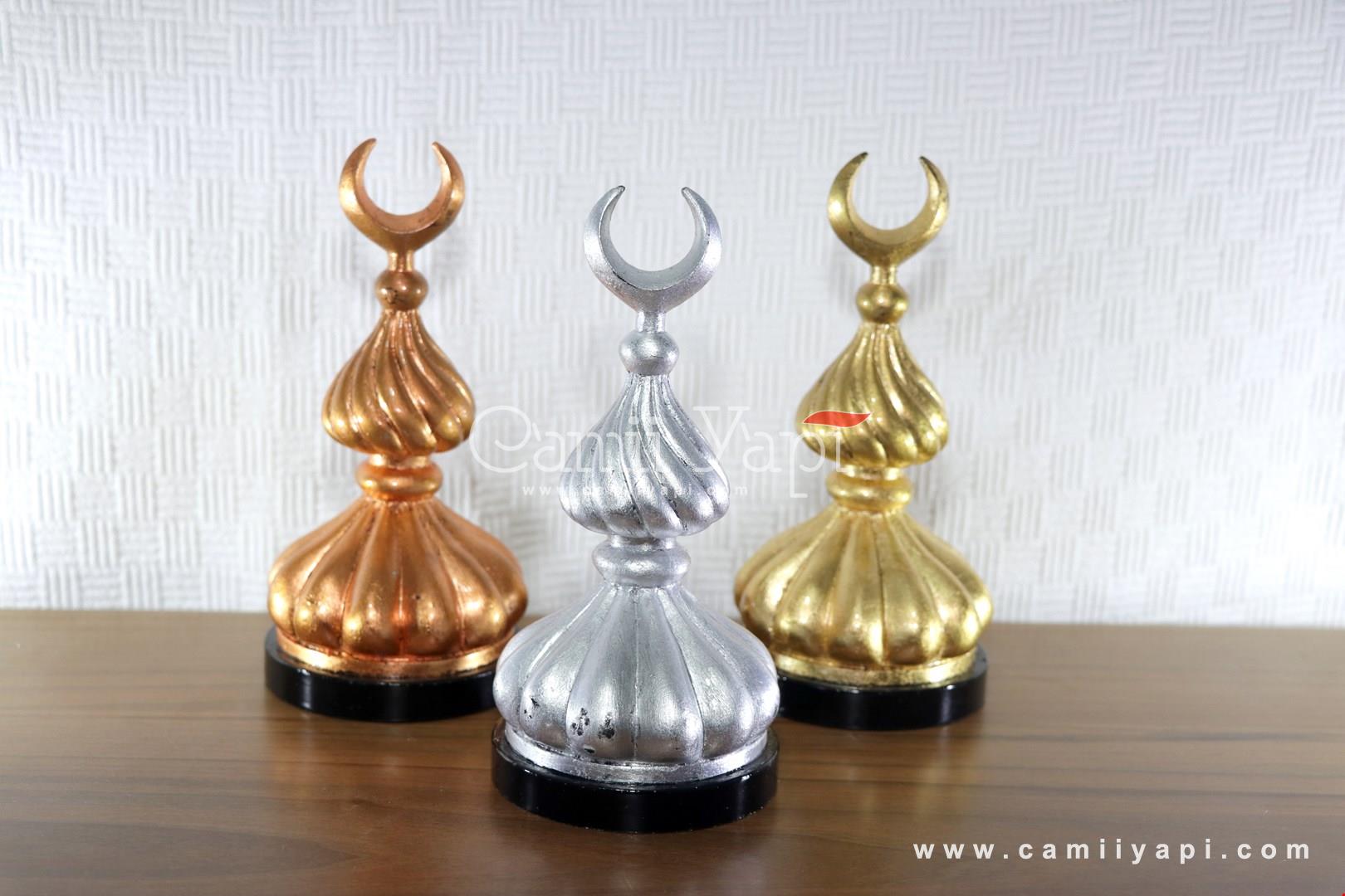 Üç farklı boyda dekoratif cami alemi