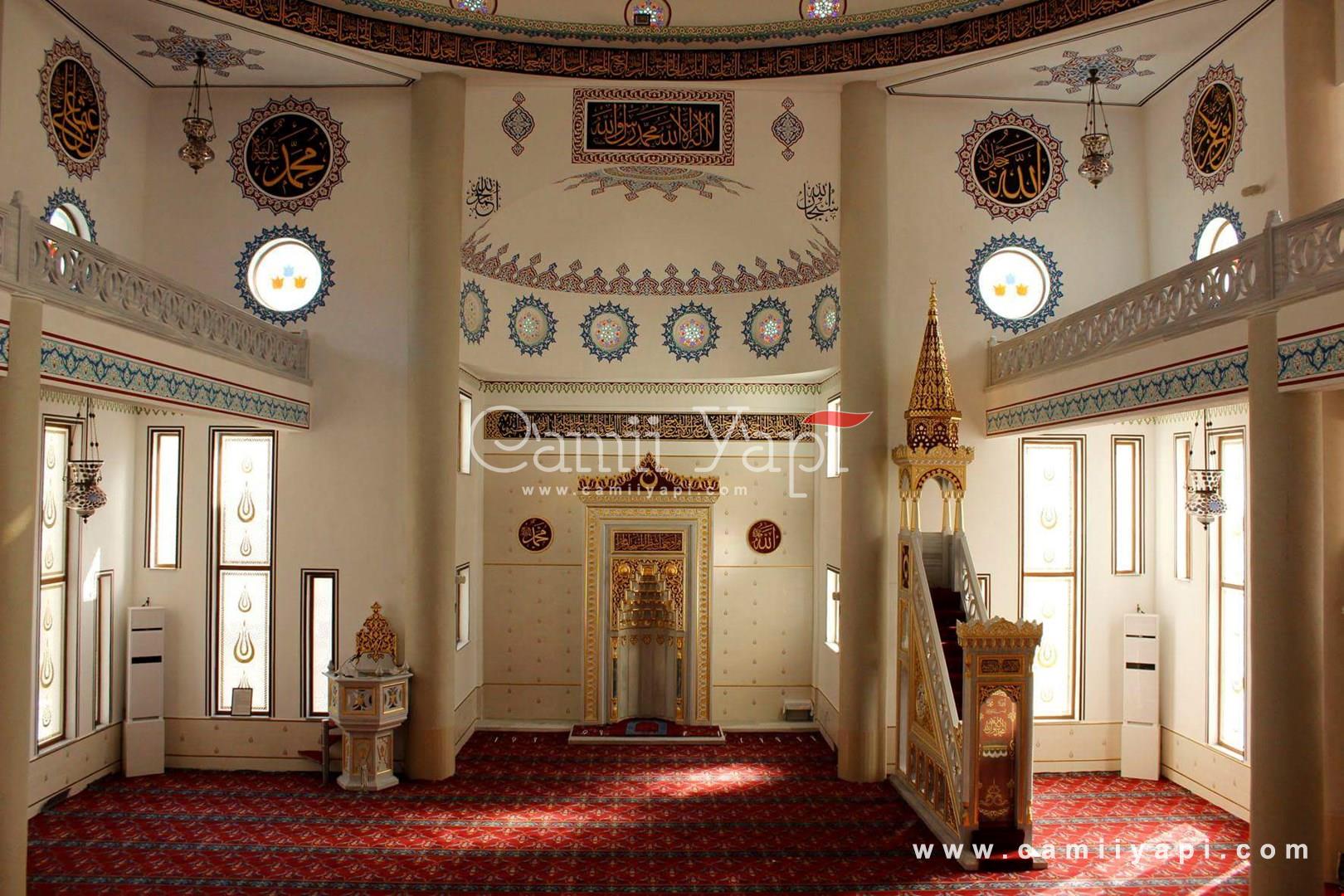 Ahşap minber ve mihrap bulunan cami iç mekânı