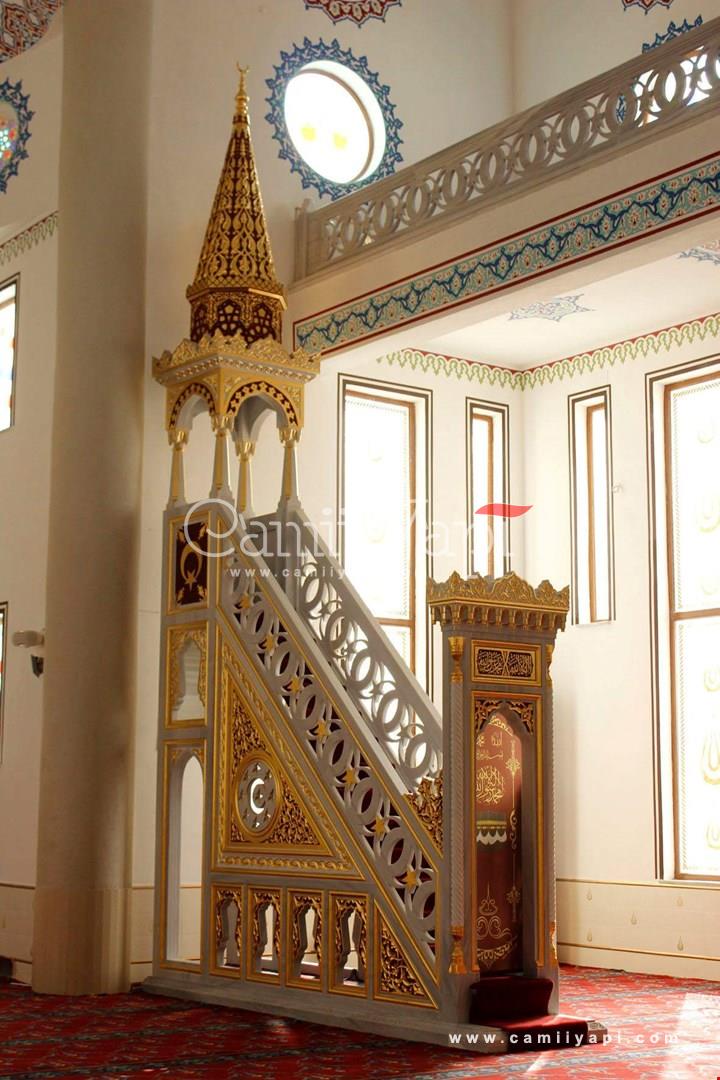 Ahşap korkuluklu cami minberi