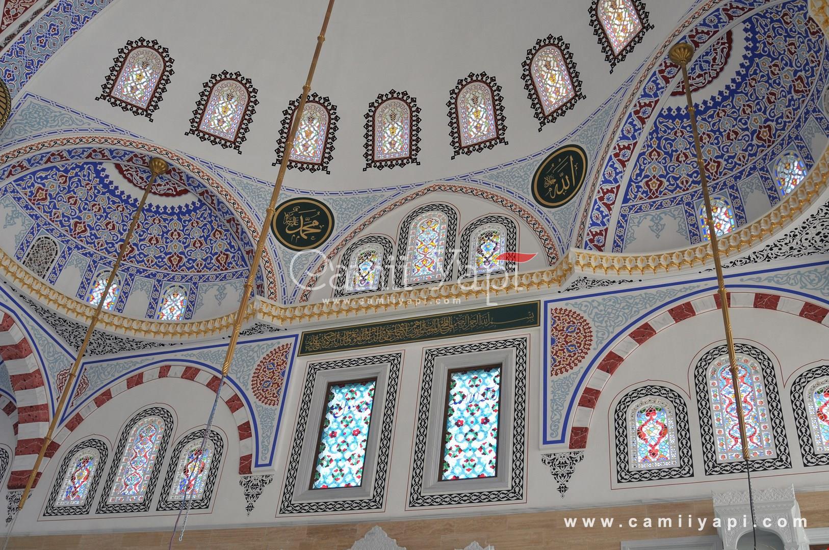 İç kubbe ve renkli vitraylardan oluşan cami iç mekânı