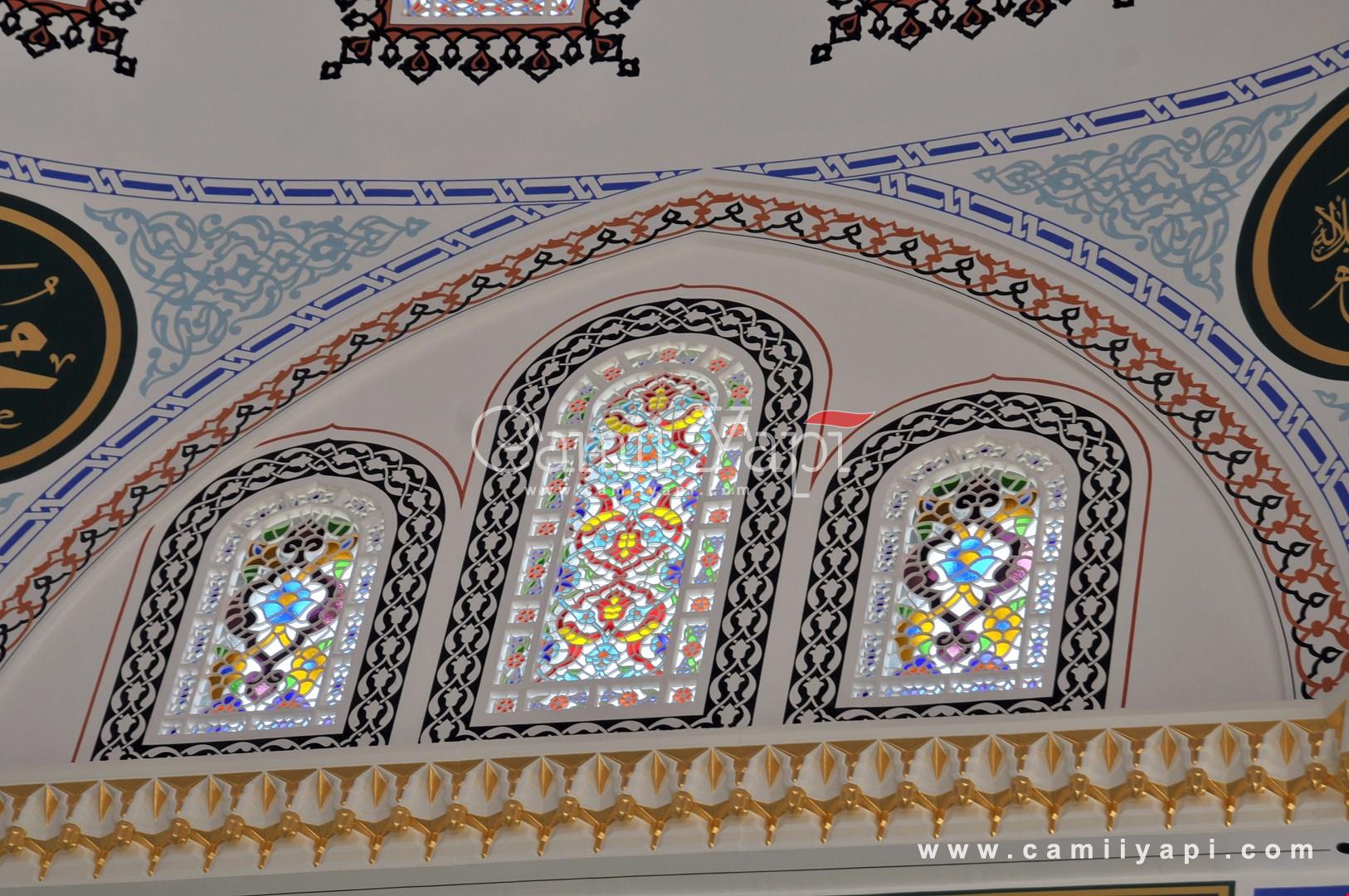 Renkli vitraylarla aydınlanan cami kemerleri